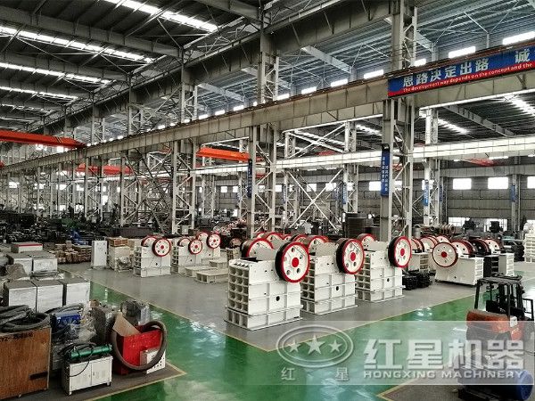 時產(chǎn)50噸，出料0.2-0.3mm的大理石制砂機車間一角