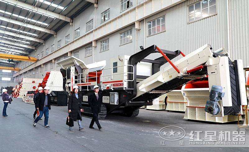 履帶車載移動砸石機，靈活行走