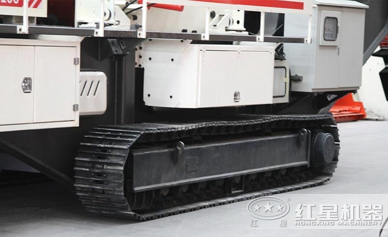 小型履帶石頭破碎機(jī)：履帶液壓驅(qū)動(dòng)，砂廠暢通無阻