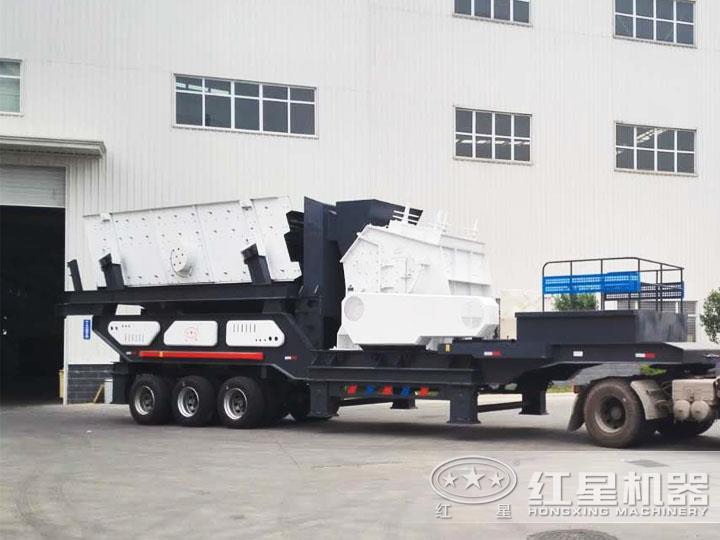 反擊破移動(dòng)破碎機(jī)、二段破碎粒度均勻，產(chǎn)量高