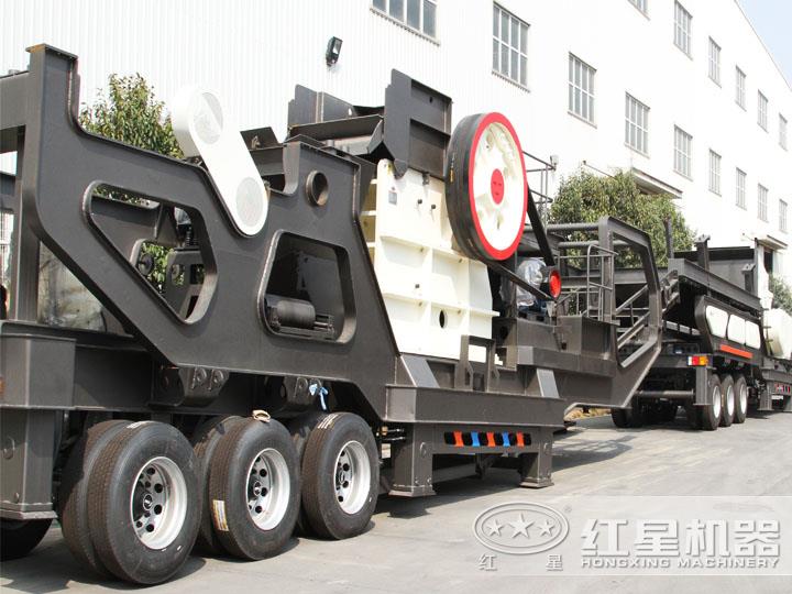 鄂破移動(dòng)破碎機(jī)，為粗碎而生，破碎比大，使用壽命長(zhǎng)