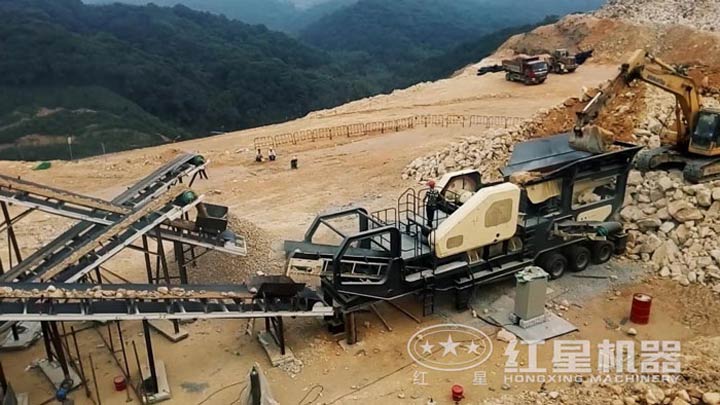 石灰石移動破碎生產(chǎn)線現(xiàn)場，配移動顎破機
