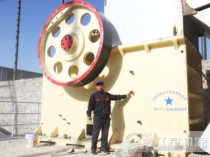 大型環(huán)保鄂式破石機生產現場，效果好，用戶評價高