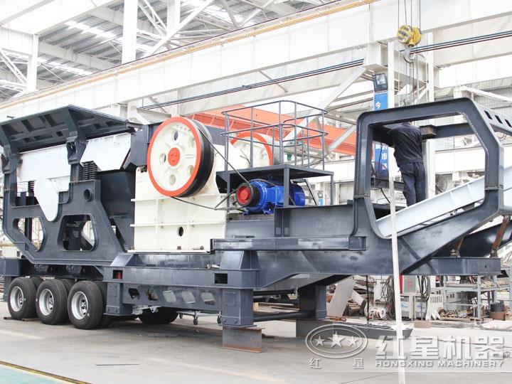 小型移動顎式破碎車集給料、破碎、傳輸為一體