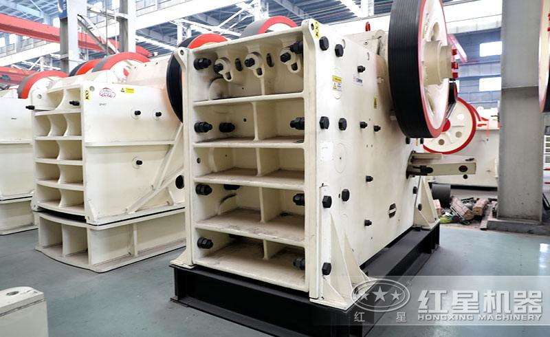 鄂式破碎機，優(yōu)質(zhì)鋼板鑄成，使用壽命長 style=width:720px; 